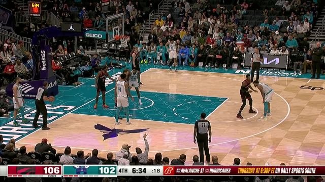 积极绝对有用！布里奇斯篮下抢到进攻篮板强硬上篮打进2+1