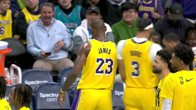 今天打嗨了！老詹又一记劲爆扣篮逼停黄蜂