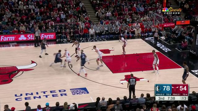 一个眼神你就懂！东契奇大范围调传助攻加福德强硬上篮