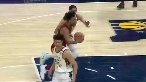 《NBA全场集锦》特纳镇守篮下岿然不动送上大帽 内姆布哈德风驰电掣轻取2分