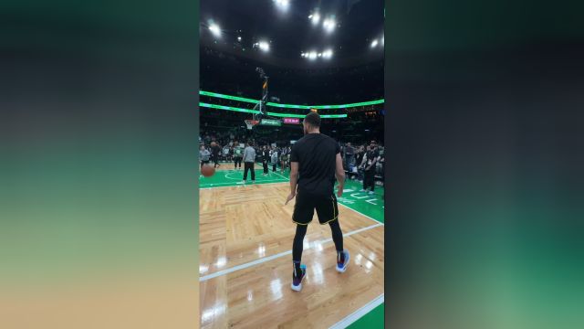 你还是个足球选手？库里场边热身大秀球技