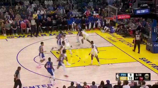 库里展现四分卫式长传 连线制导维金斯轻松扣篮