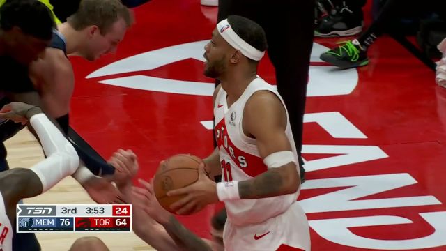 快攻势如劈竹！肯纳德潇洒妙传空切的孔查尔强硬上篮打进2+1