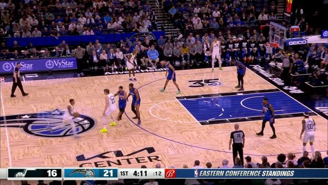 俩人防守也丝毫不虚 萨马尼奇底线杀入上篮得手