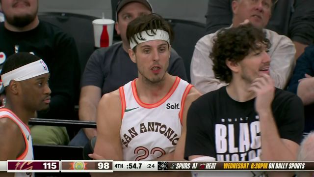 最后时刻的插曲 米切尔推搡科林斯两人双双被罚出场