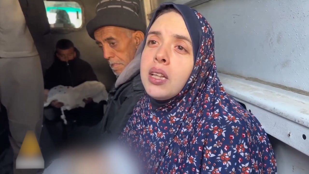 以军再次袭击领取援助的加沙平民 母亲在空袭中失去双胞胎孩子陷入