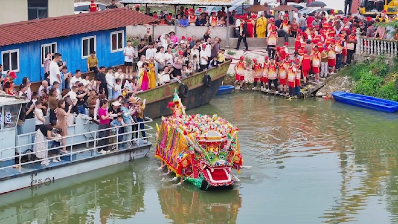 浙江长兴花龙船下水迎端午 祈祷风调雨顺