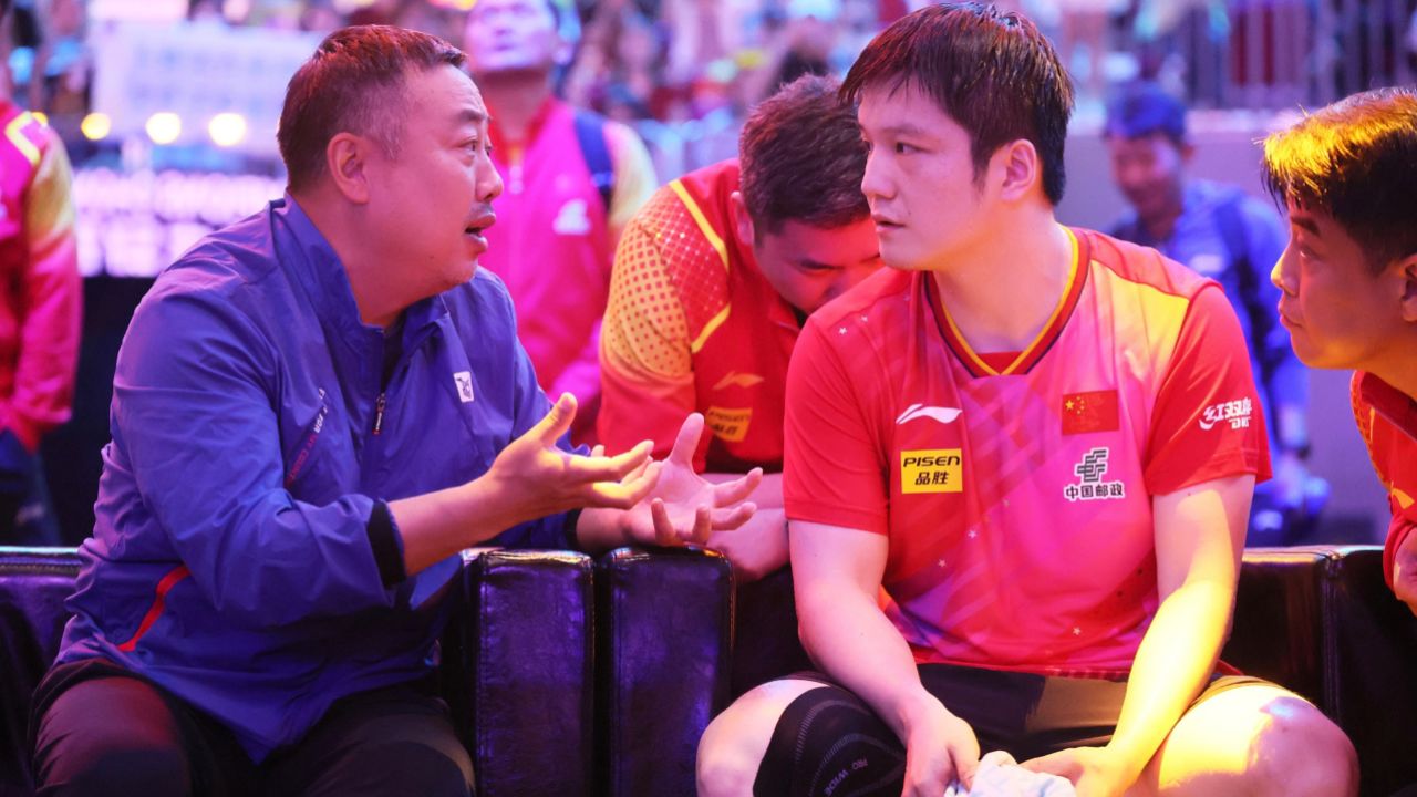 操碎心!刘国梁给樊振东大胖开小灶:王皓认真听讲 国乒上下一心