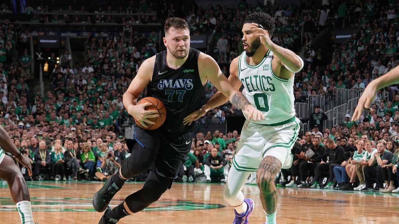 带伤出战!东契奇疯狂军训绿军双探花 1v4戏耍 纳什式不看人神传,太秀