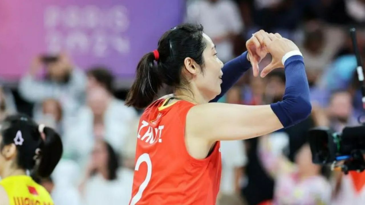 看哭球迷!朱婷一锤定音,向看台疯狂比心,郎平激动飞吻回应爱徒