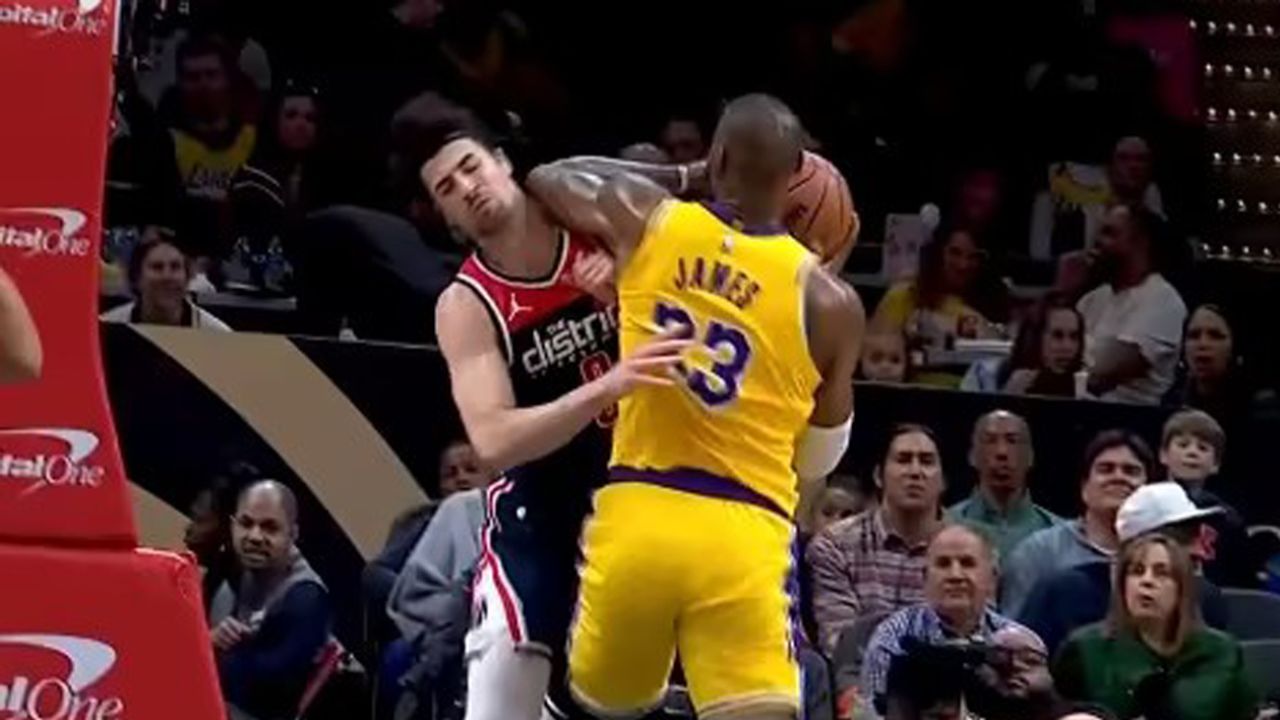 詹姆斯肘击阿夫迪亚,杜兰特联手布克超神