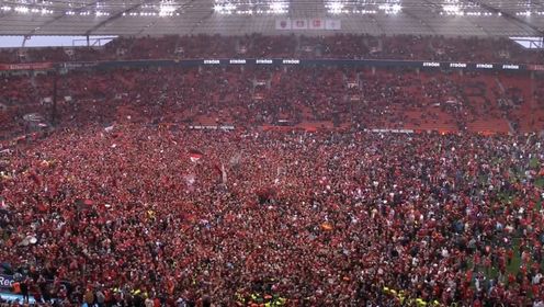 五大联赛首冠诞生！勒沃库森首夺德甲冠军，3万多球迷涌入球场庆祝