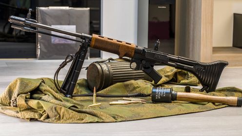 该武器集步枪、轻机枪和冲锋枪特点采用横装弹匣装备德军伞兵_高清1080P在线观看平台_腾讯视频