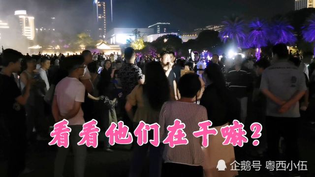 浙江台州:上千人在广场围成一圈,他们是干嘛的?小伙带你去看看