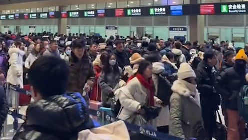 凌晨1点的哈尔滨机场全是人！一天打破两项记录，航班出现爆满