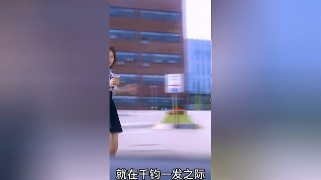 女孩第一天上大学,竟然穿厘米的高跟鞋去上课