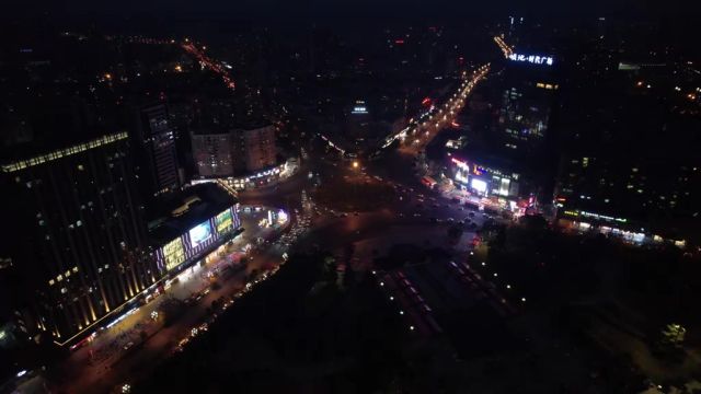 暖冬ⷮŠ城市夜归人夜色温柔,前路迢迢,城市夜归人为深夜的城市注入着希望和活力.这个冬天让我们一起点亮暖冬,与他们温暖同行!