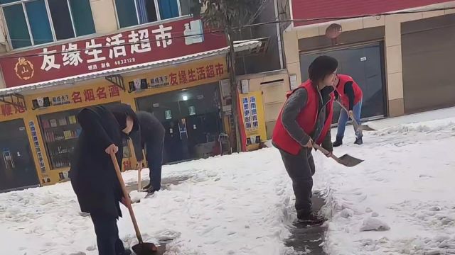 雪中有风景最美是文明.安乡陈家嘴镇面对大雪迅速行动起来,在陈家嘴镇朝阳社区铲车人工一起上铲冰除雪,共同应对低温雨雪冰冻天气,让飘雪的安乡更...