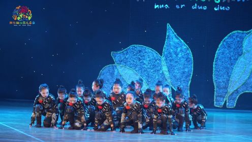 少儿群舞《铁甲铁甲》小演员们动作整齐统一，在训练中严格要求自己才能在舞台上展现出更好的舞蹈，他们这支舞蹈气势磅礴，展现出青少年儿童的青春气势，势不可挡。