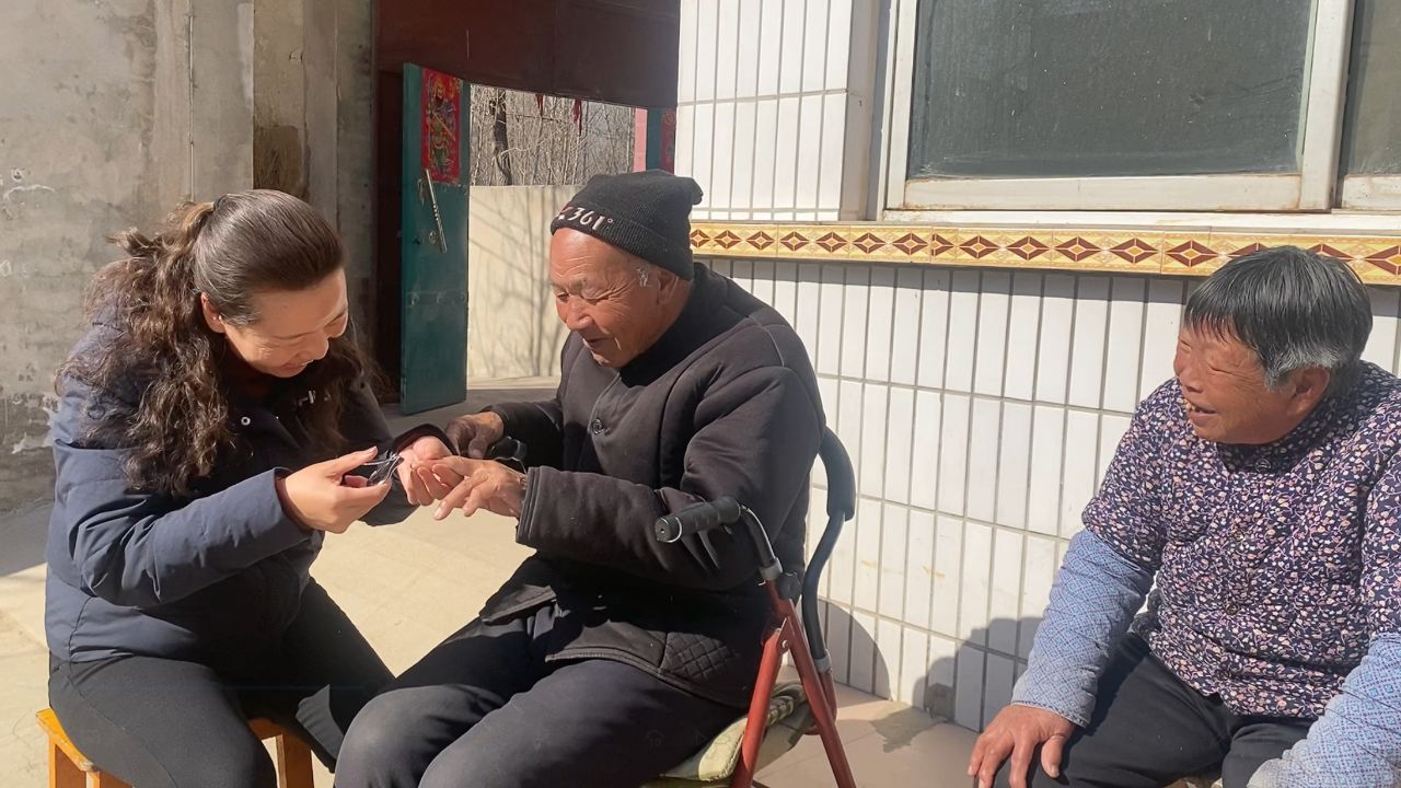 公爹和华强修地边,倔媳妇贴心陪伴爷爷奶奶聊天,画面温馨又幸福