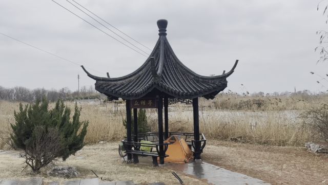 环华骑行穿越江苏,北方强冷空气来袭,下着冰雨露营运河公园