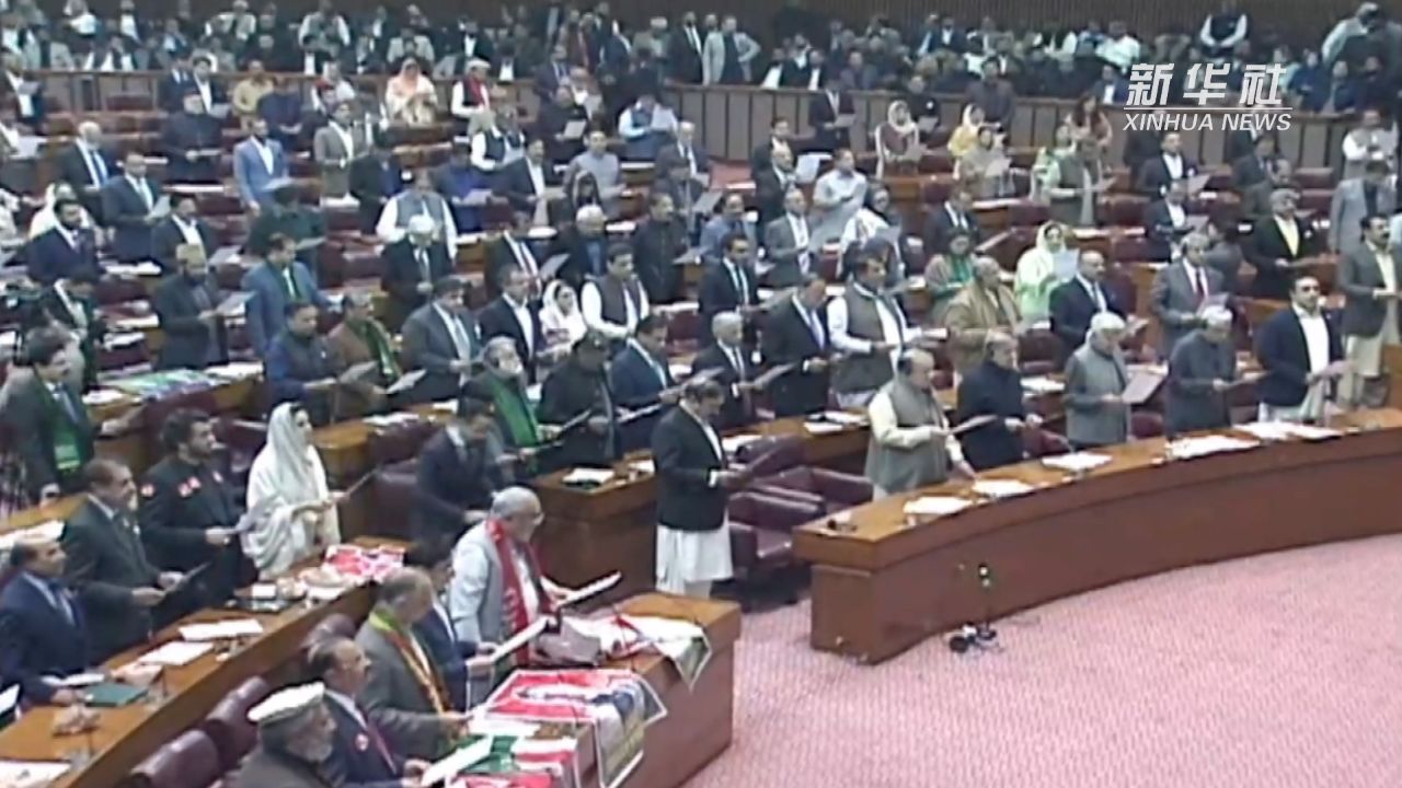 巴基斯坦新一届国民议会议员宣誓就职