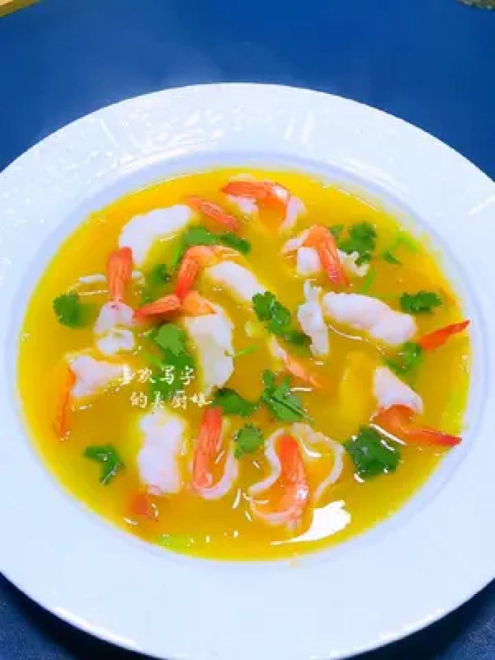 大冷的天,喝上一碗热腾腾的#金汤虾片 汤,汤鲜美虾滑嫩,酸辣又开胃,太