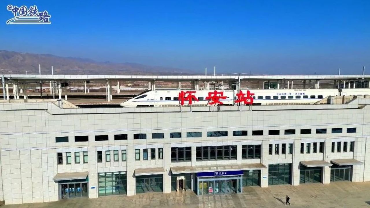 炫酷!动车组竟然从房顶驶过