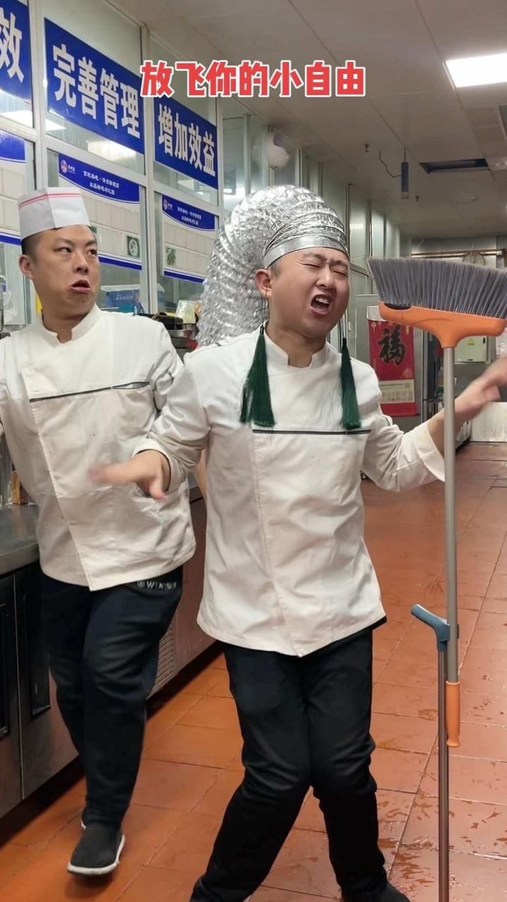 带着老哈一起扭#跟着节奏嗨起来 #嘿嘿小土豆魔性舞 祝大家笑口常在