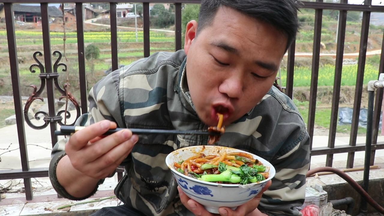 小农乡看别人吃米粉流口水,自己买2包,耕完地回家炒,味道正宗