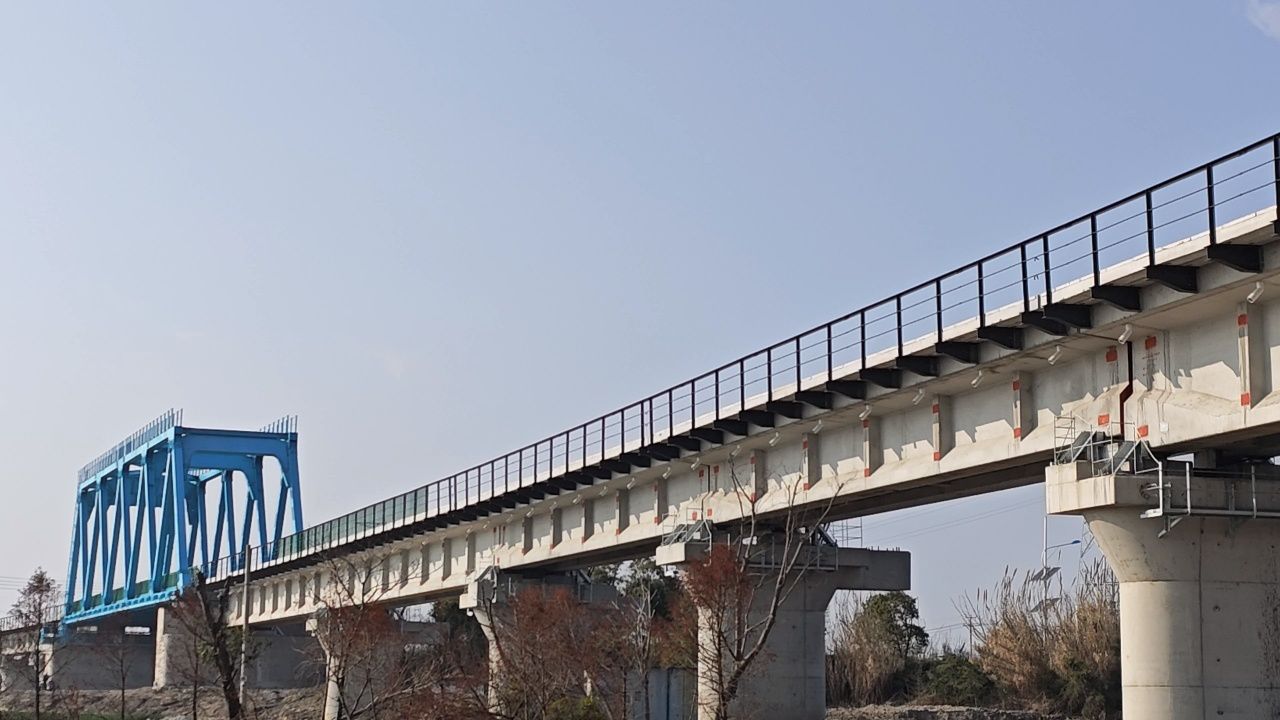 洋吕铁路联调联试检测列车通过长沙镇上跨公路钢梁桥