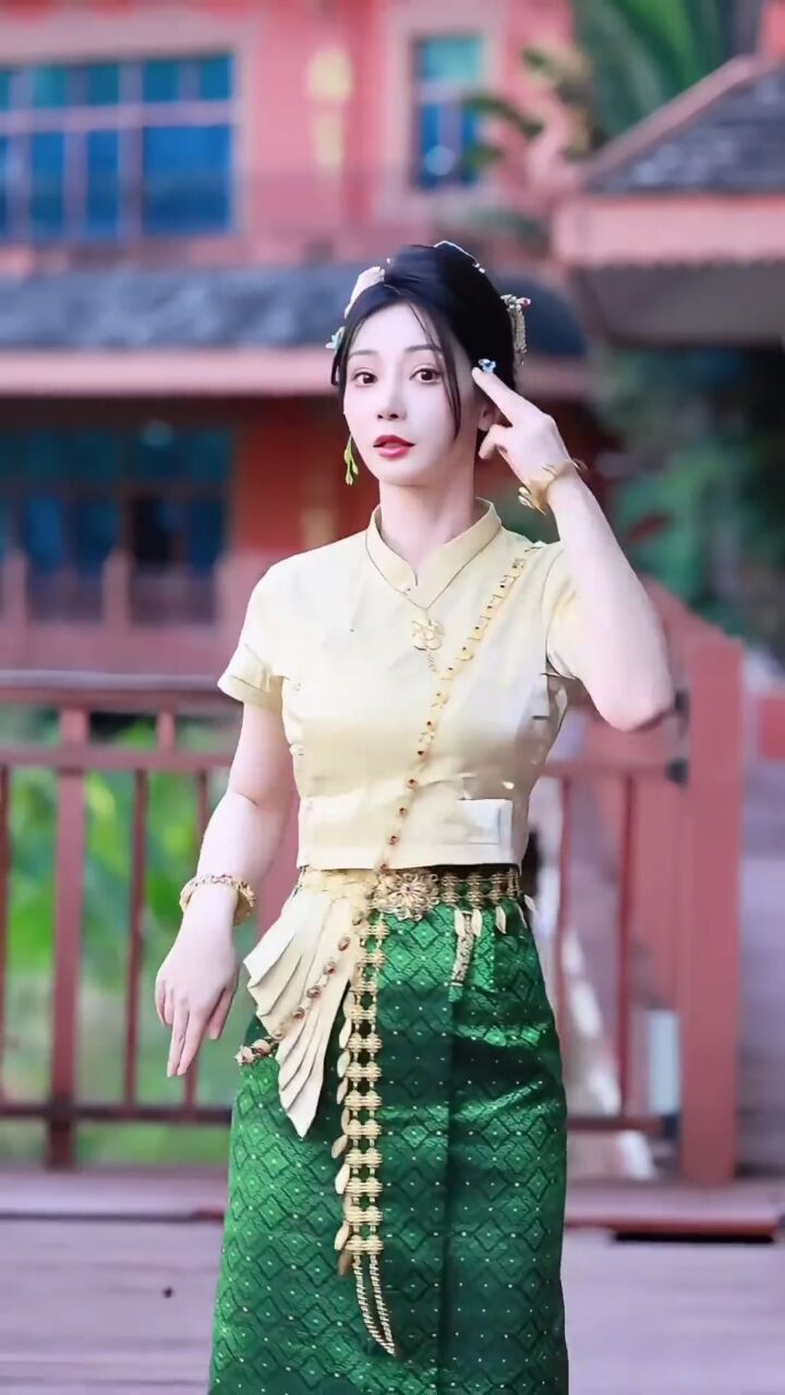 越南鼓卡点舞 趁电影开机前扮上傣装轻舞一把 #民族服饰 #傣族姑娘