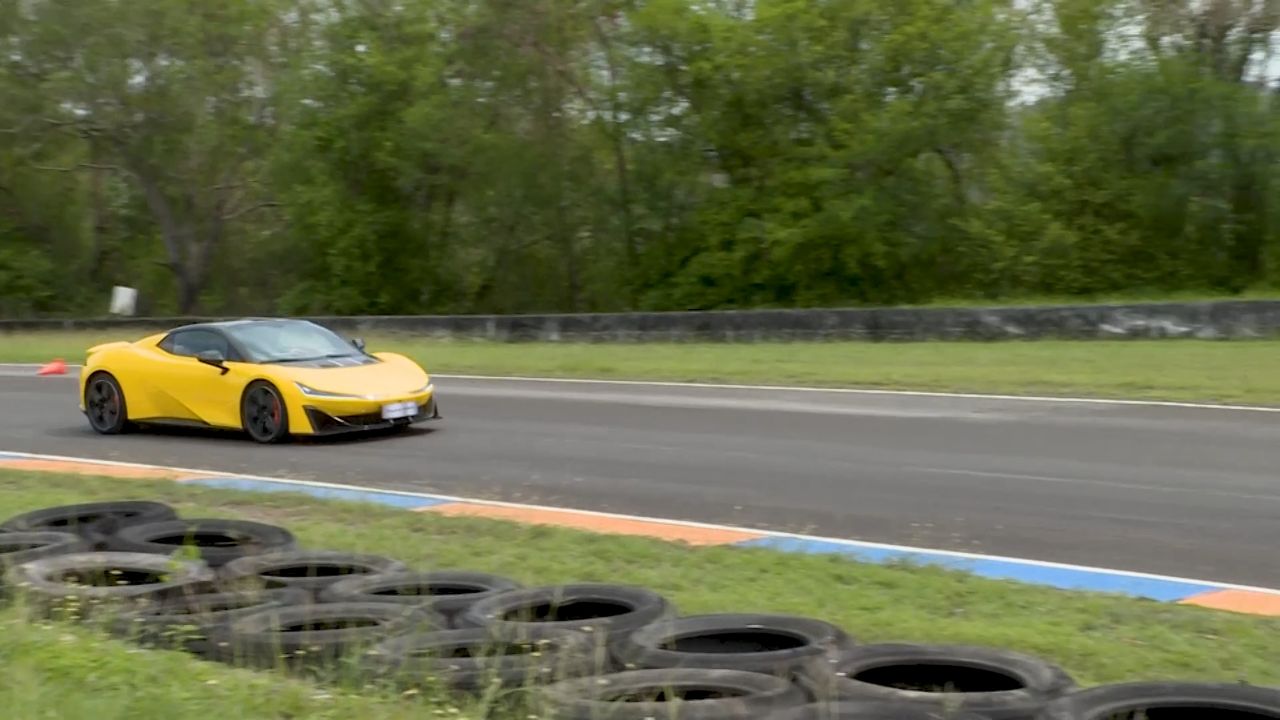 在泰国专业赛车场试驾中国纯电超跑