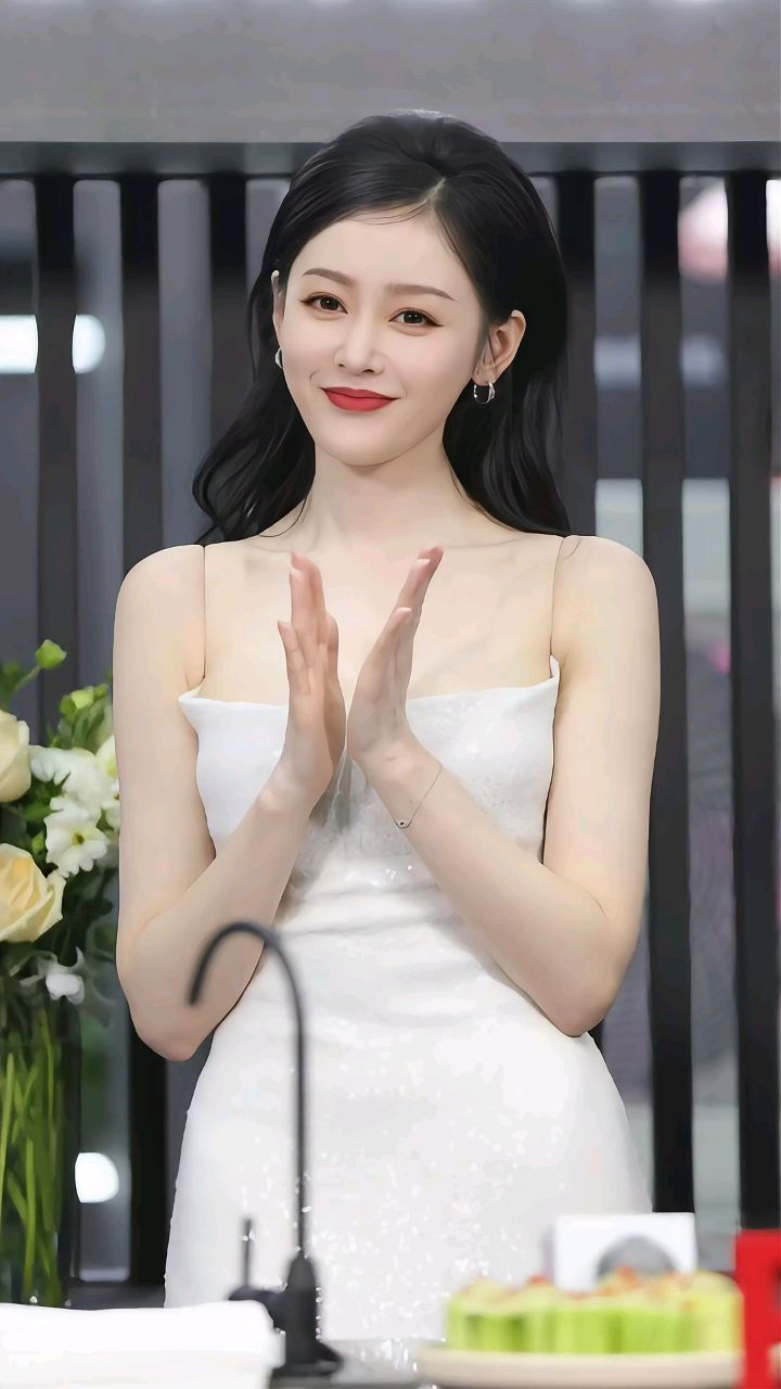 张天爱闪钻抹胸吊带长裙,长发披肩温柔明艳动人,让人移不开眼