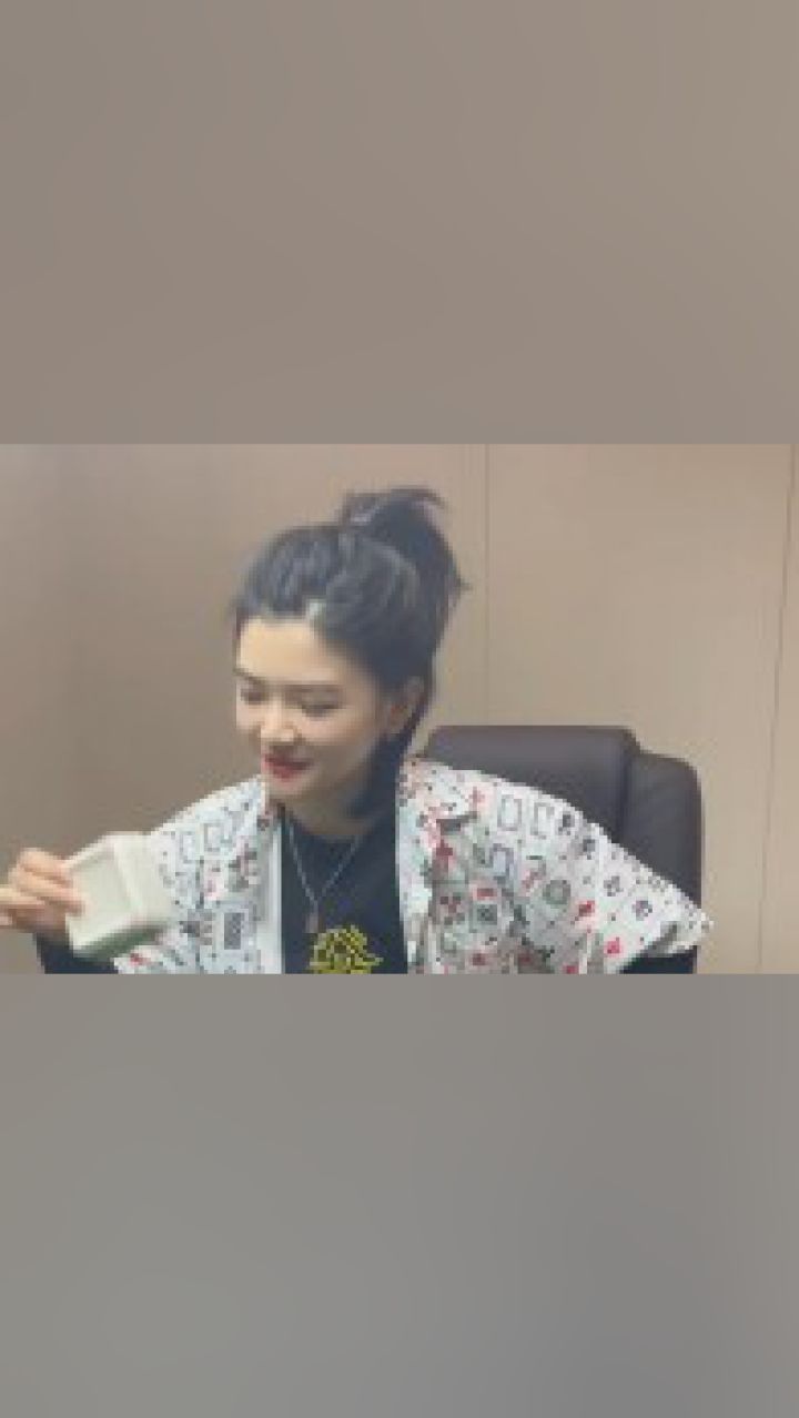 我就说表姑呆萌吧她还不信 给大家变个魔术