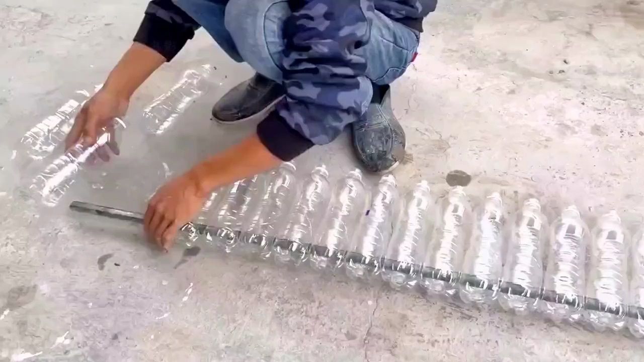 男人用废塑料瓶制作出独特精美的乡村庭院桌椅