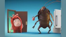 糖豆总动员：糖豆人大战巨型蟑螂怪之小毛毛虫的战争，糖豆人是否能胜出呢？#沙雕动画短剧 #儿童动画片