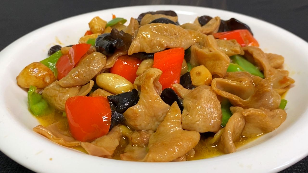 红烧肥肠简单好吃的做法,大厨教你两招,鲜香无异味,看着就流口水