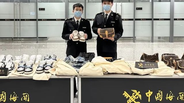 男子入境杭州,代购一箱子LV物品约40万元,过关时未申报当场被发现