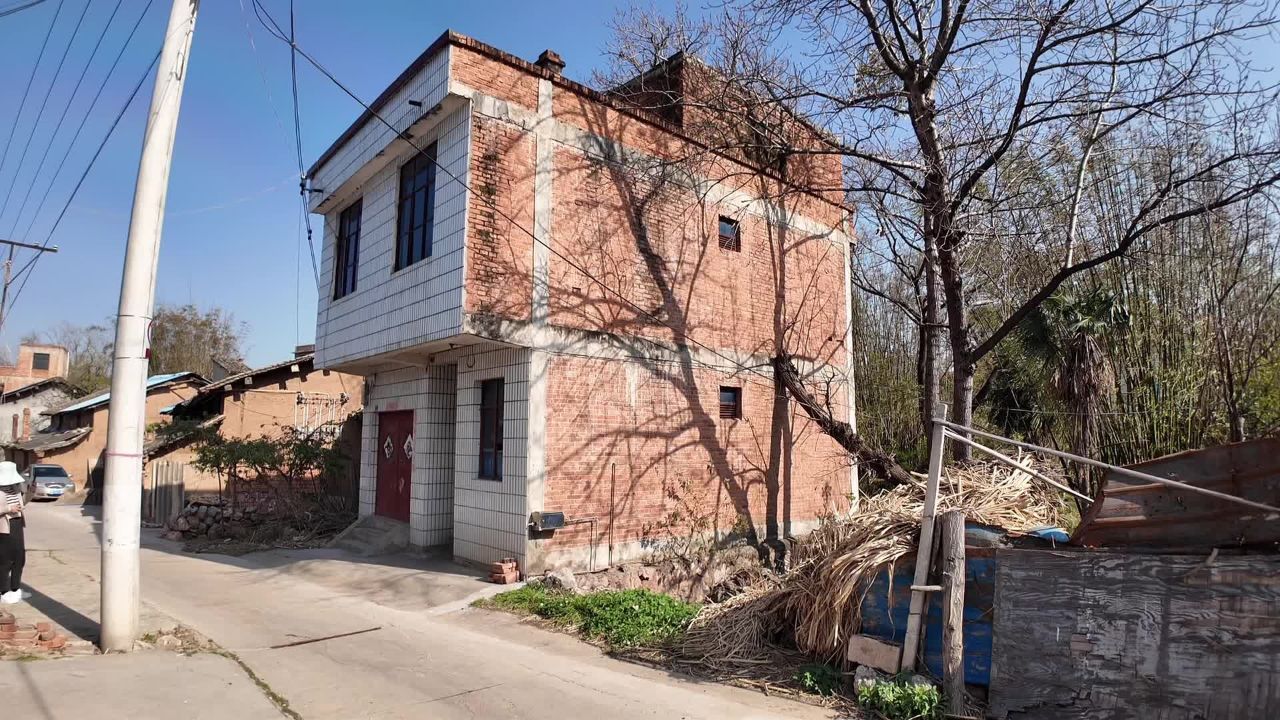 云南曲靖农村,二层平房闲置多年,带30平菜地使用,整栋3000一年