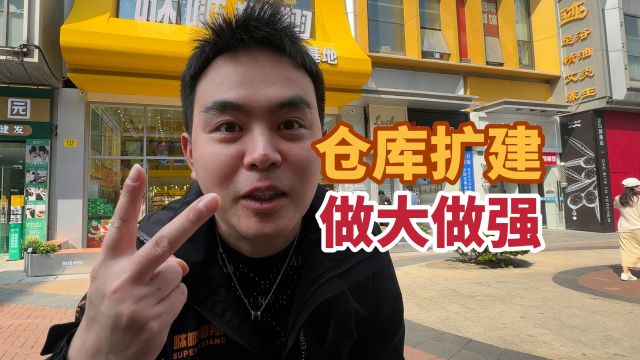 零食店货品供不应求,小翔哥不仅扩建仓库,还为大家添加座椅