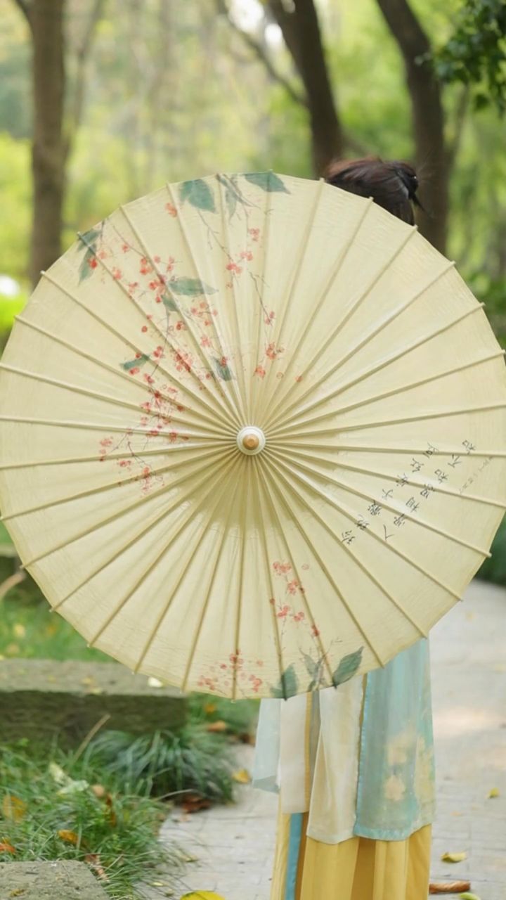 顾客想定制一把油纸伞,送给异地的女朋友,听说油纸伞的寓意是"为你遮