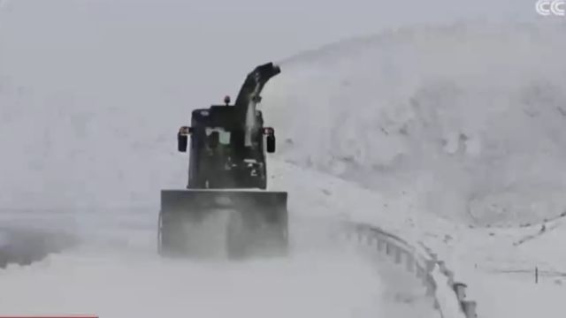 西藏昌都降雪致川藏线部分路段通行受阻,武警官兵10小时抢通