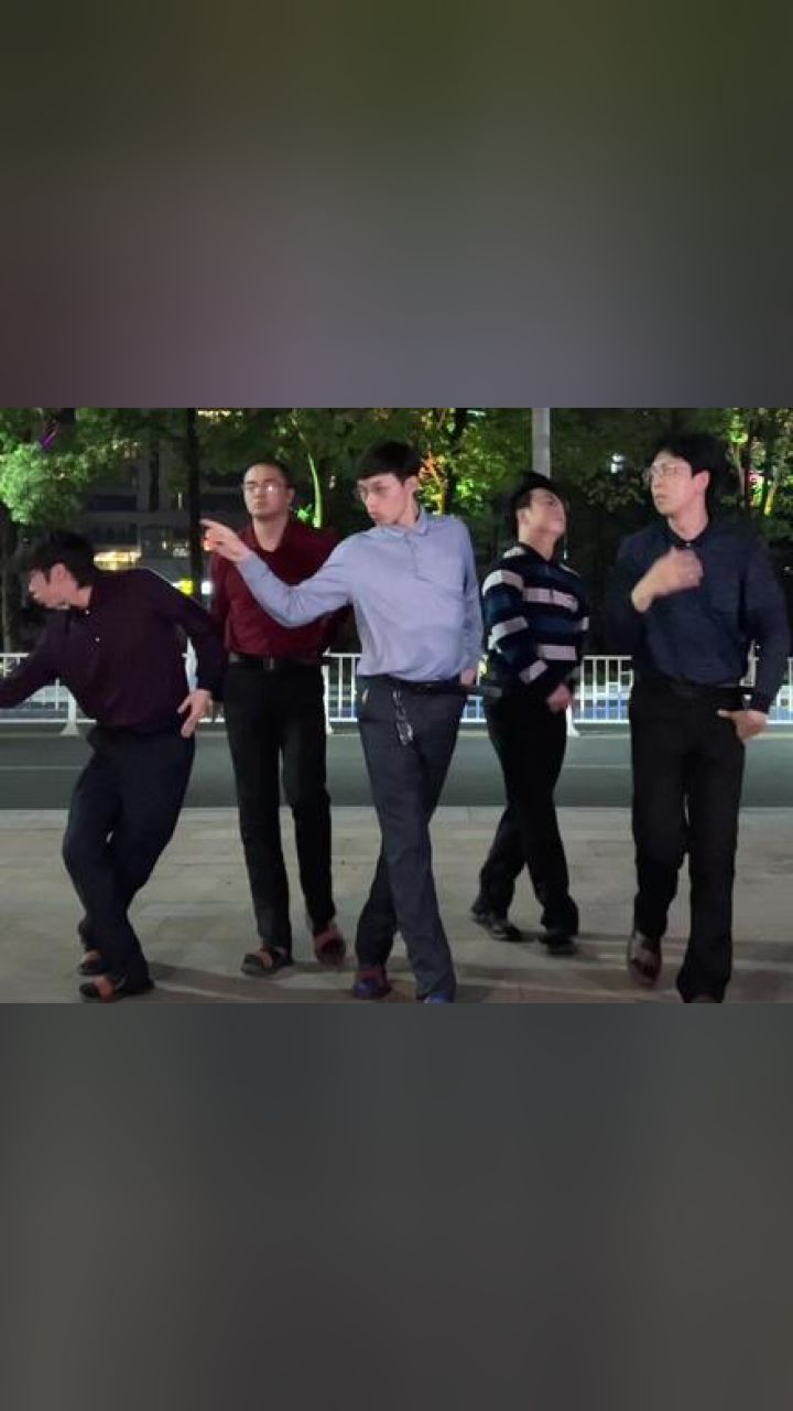 18年没跳会的俄舞,老辈子都学会了,你呢?#俄舞 #文艺复兴 #丝滑小连招