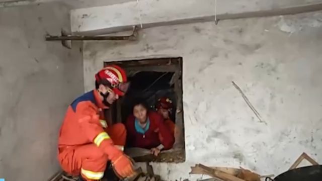 江西多地暴雨致部分路段积水,居民被困通行受阻