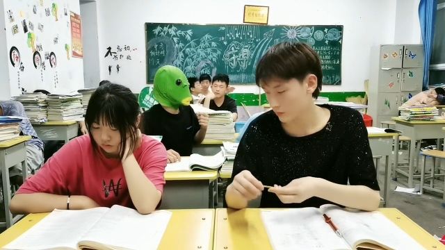 教室随拍 这个夏天我们就要毕业啦 后桌我怀疑你们二个是故意抢镜的.