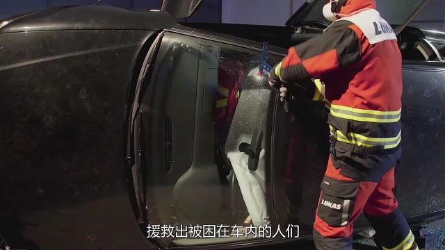 不可思议的玻璃剪刀,裁剪过程和裁纸一样简单,专为车祸救援研发