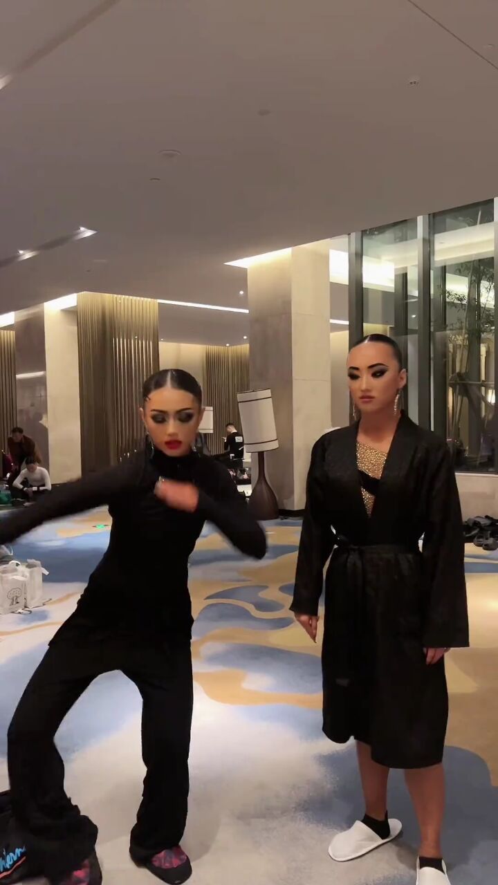 贾昊悦alissia: 让一下我俩要进村了#科目三