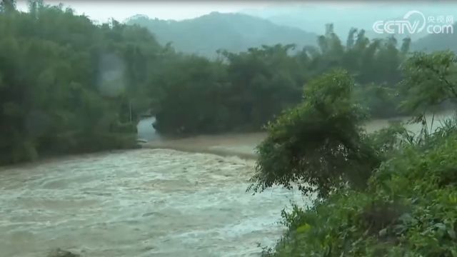 江南华南雨势强劲,广西昭平:强降雨致山体滑坡,道路正在抢通中