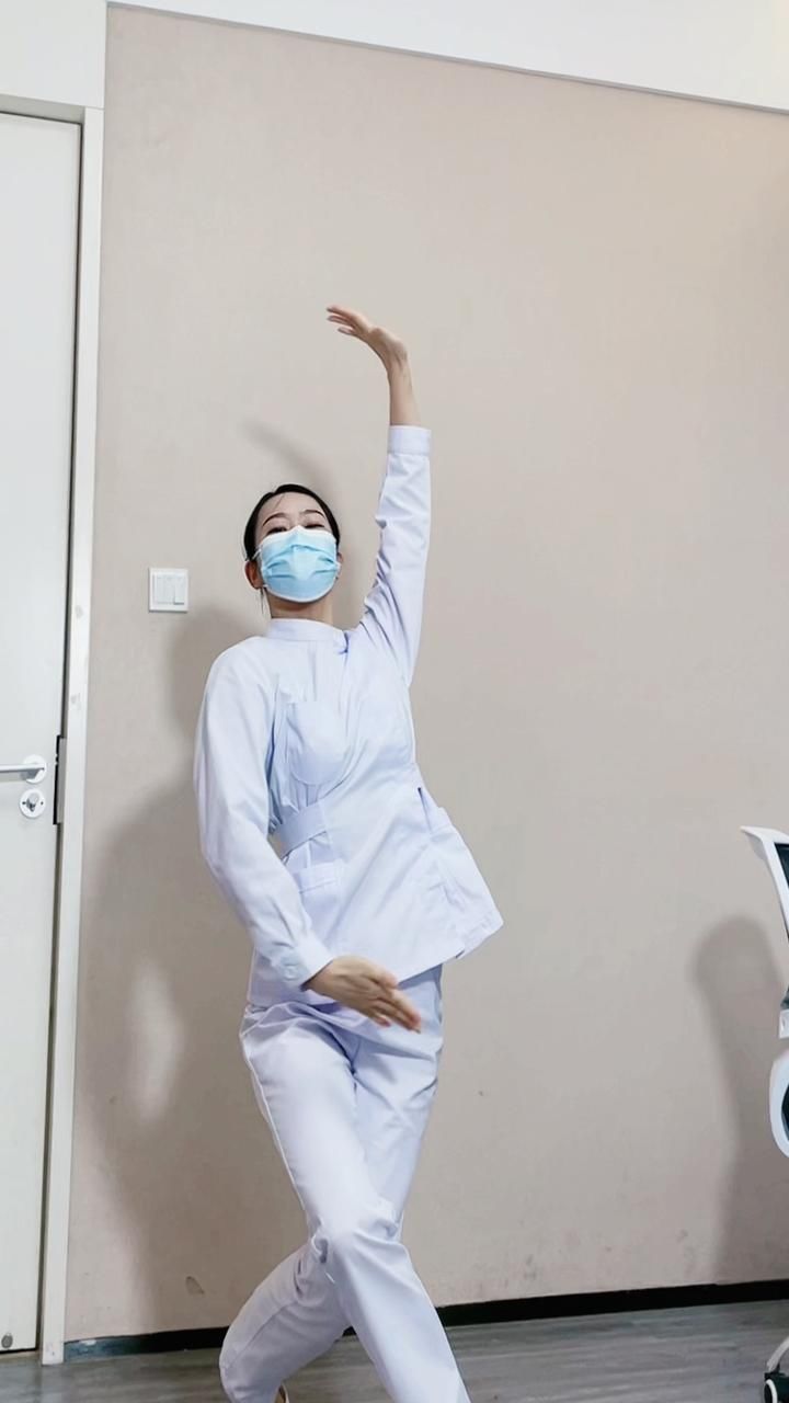 火辣辣的情歌 唱给你听 #护士跳舞